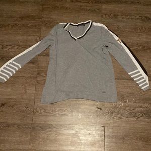 Am am selling this shirt from Tommy Hilfiger. It’s gray with white and black